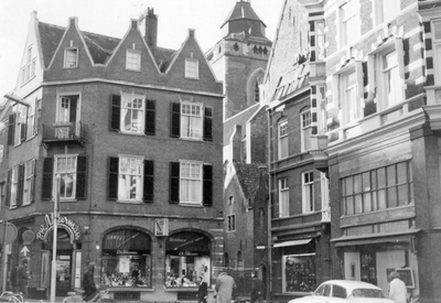 848410 Gezicht op het winkelhoekpand Zadelstraat 1 (vulpenwinkel P.W. Akkerman) te Utrecht, rechts het Buurkerkhof met ...